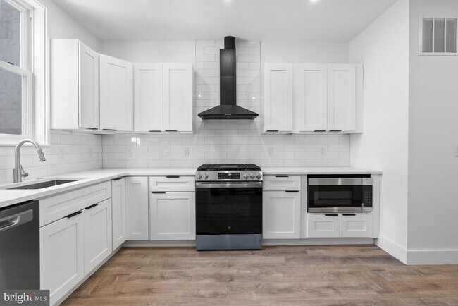 Building Photo - 458 W Earlham Ter