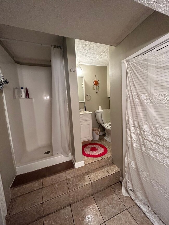 Building Photo - 2 bedroom-close to campus!