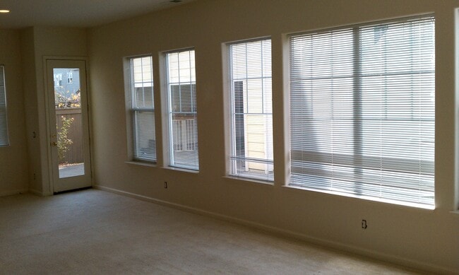 Building Photo - 397 Raven Way