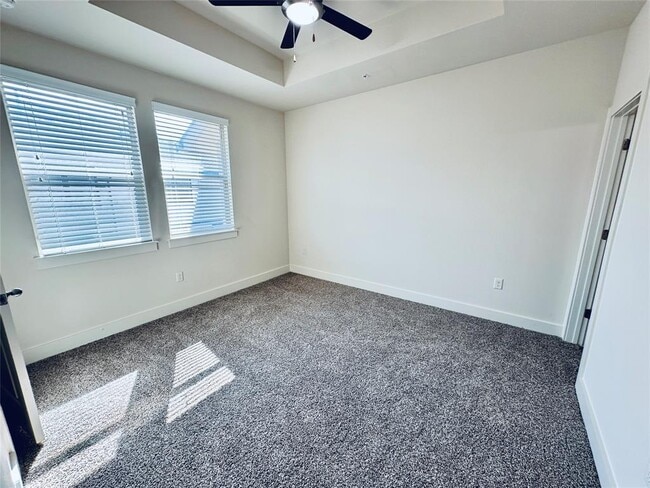 Building Photo - 2216 Creekside Ln
