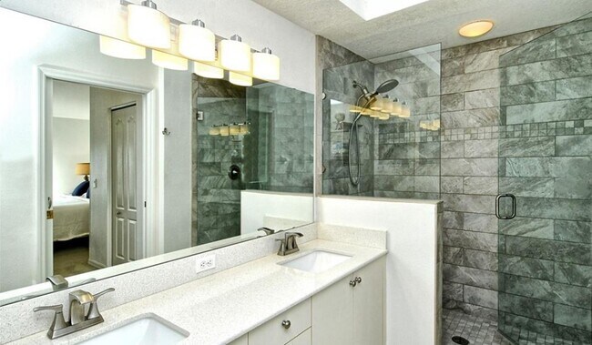 Building Photo - 5360 Hyland Hills Ave