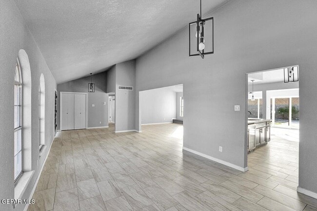 Building Photo - 3709 Roslyn Dr