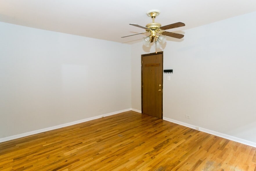 Building Photo - 826 W Cornelia Ave