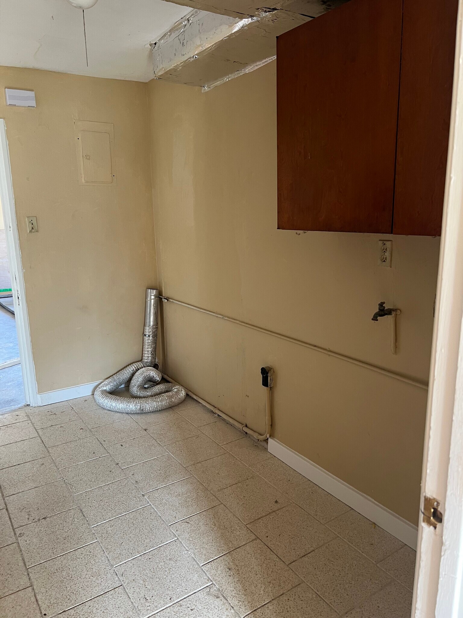 Laundry room - 1025 N Main St