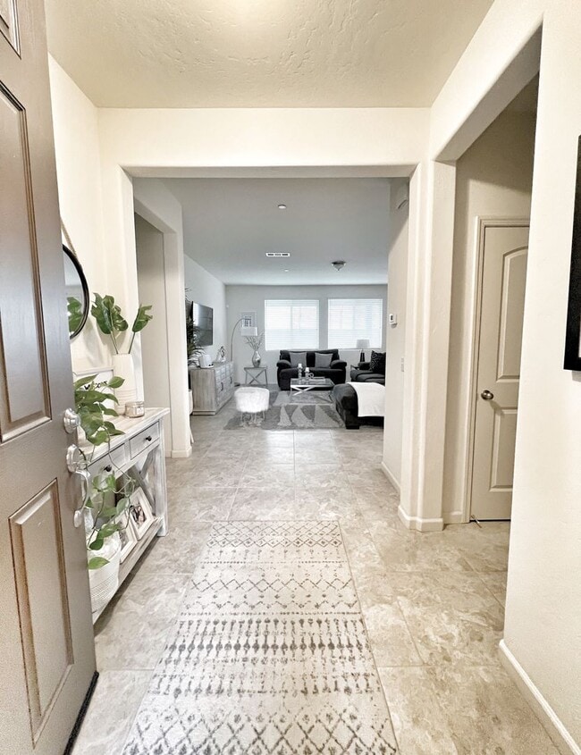 Building Photo - Beautiful Home for rent in Visalia, Ca