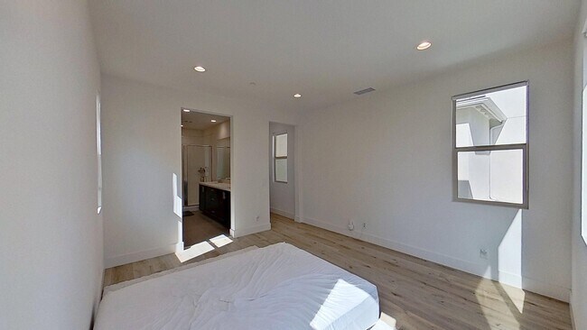 Building Photo - 574 S Motif St