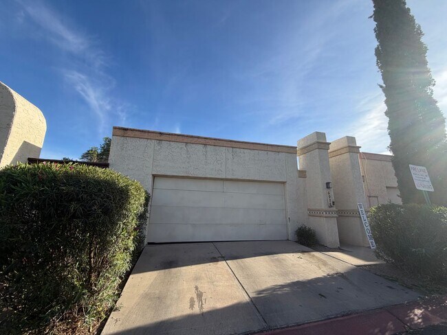Building Photo - 2 Bedroom 2 bath private enclosed yard for