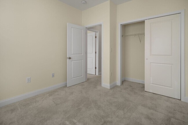 Building Photo - 103 W Creek Ln