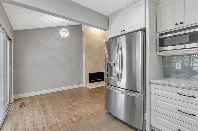 Building Photo - Great Location! Great Schools! Month to Mo...