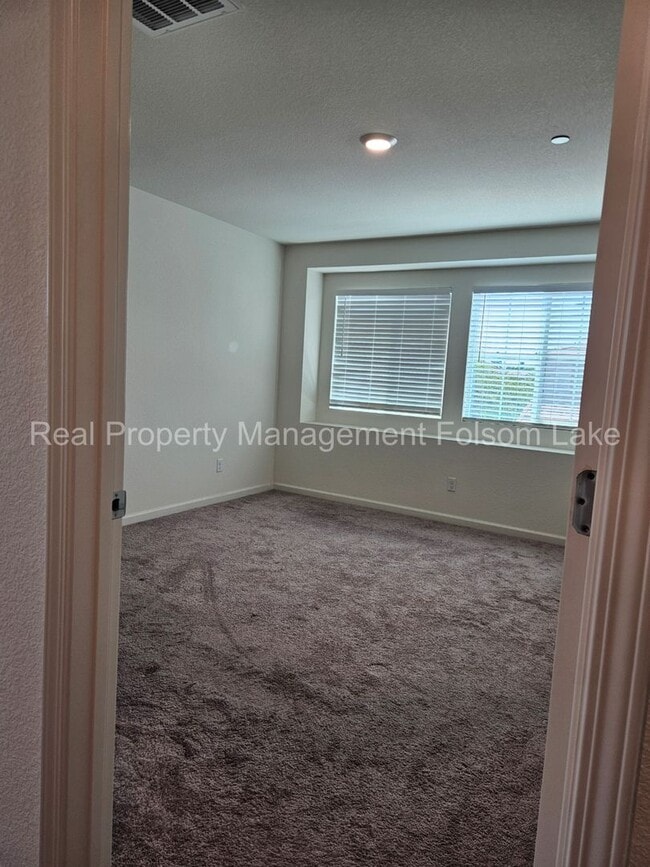 Building Photo - 4bd 2.5ba Home in the desirable Parkbridge...