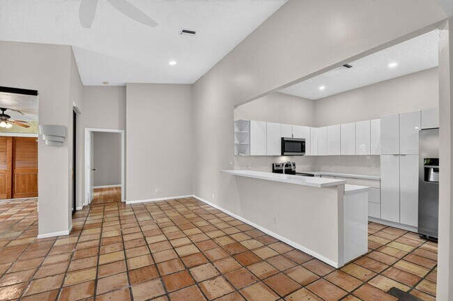 Building Photo - 5451 Verona Dr
