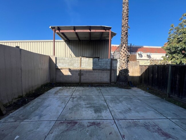 Building Photo - Duplex available in Little Saigon!