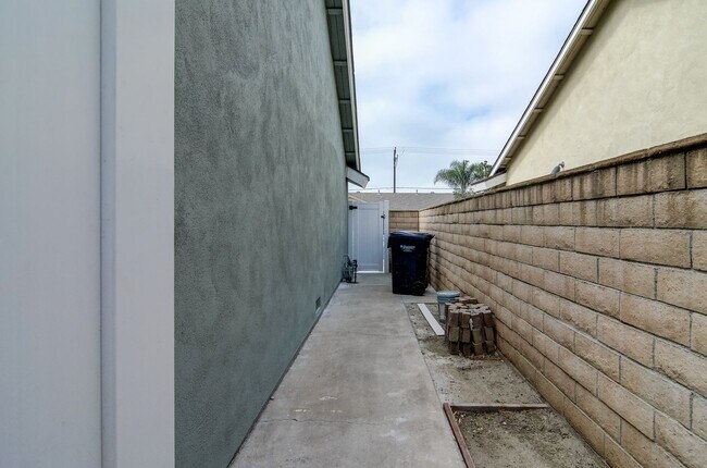 Building Photo - Turnkey Huntington Beach Home with Modern ...