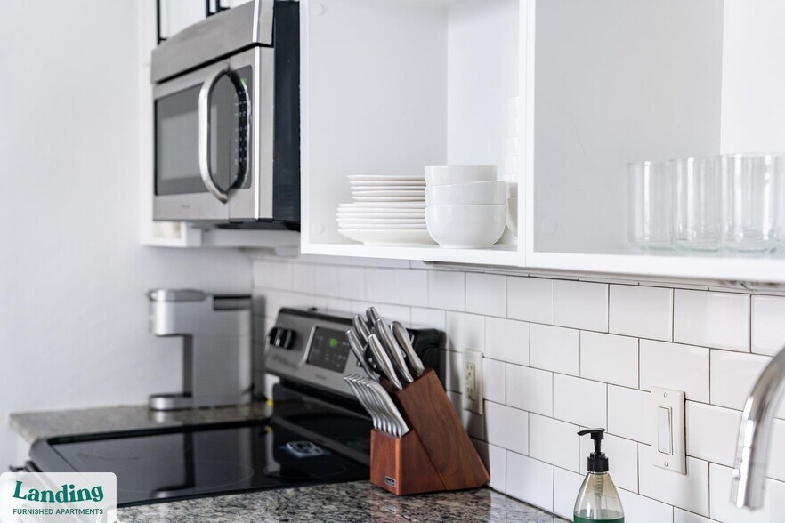 Building Photo - 933 McGee St