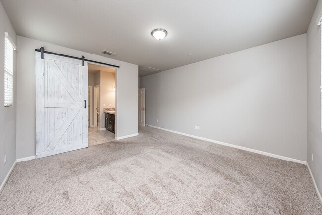 Building Photo - Beautiful 4-Bedroom Home with Office in Cl...