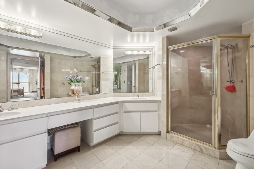 Building Photo - 16711 Collins Ave