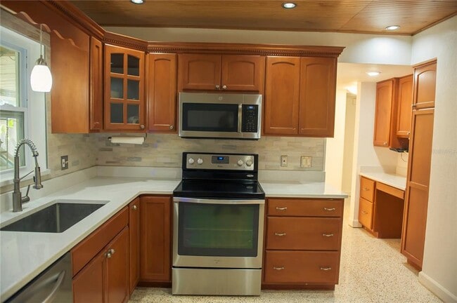 Building Photo - 904 Brookside Dr