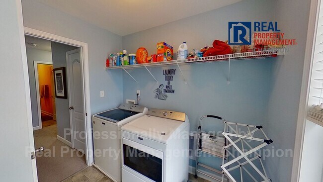 Building Photo - Spacious Executive Home on Friendly Cul-de...