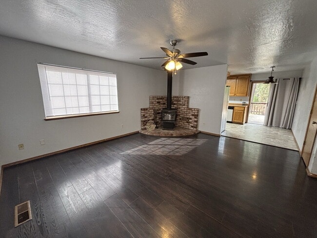 Building Photo - 3/2 on 3/4 acre lot near Holiday Market fo...