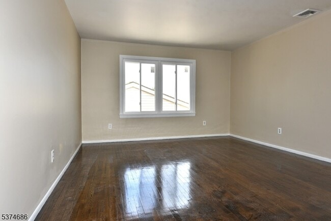 Building Photo - 633 5th St