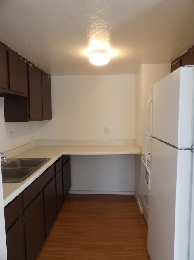 Building Photo - 1545 E 6th St