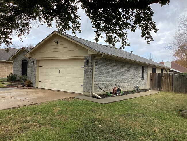 Building Photo - 17046 Clan MacIntosh Dr