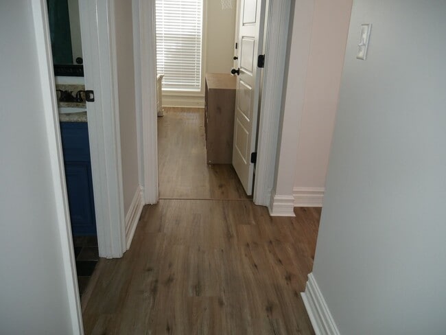 Building Photo - 4 bedroom home in Crestwood S/D