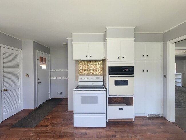 Building Photo - 805 E 32nd St