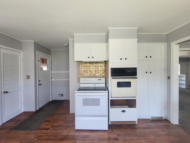 Building Photo - Spacious 5-Bedroom Home Near McKennan Park
