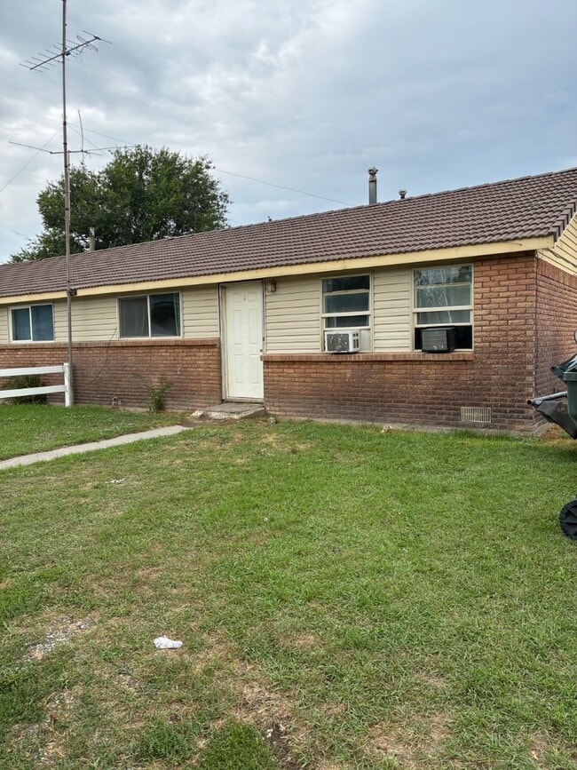Primary Photo - 202 W Lorene Ln