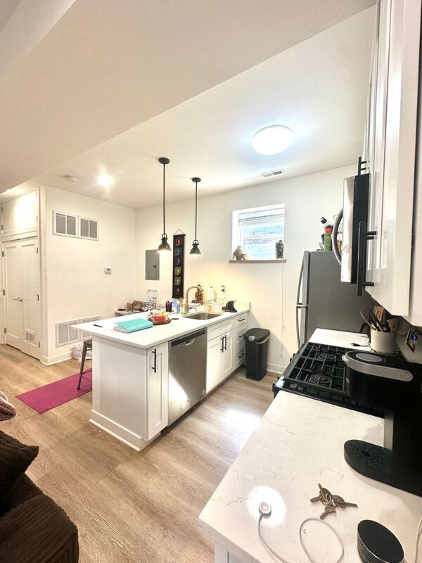 Building Photo - 1644 W Cermak Rd