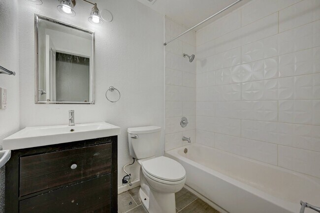 Building Photo - $2,900.00, 5 bed, 3 bath in Denver with Fi...