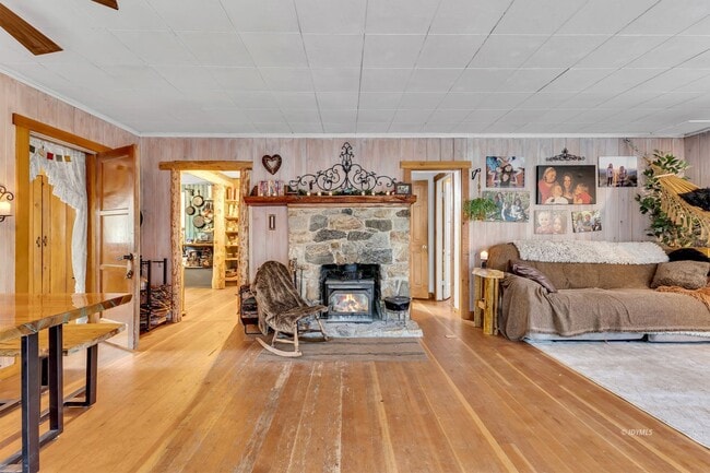 Building Photo - 3 bd 2 ba country cabin close to town