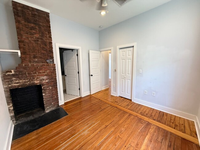Building Photo - 3 Bedroom 3 Bath Apartment - Downtown Char...