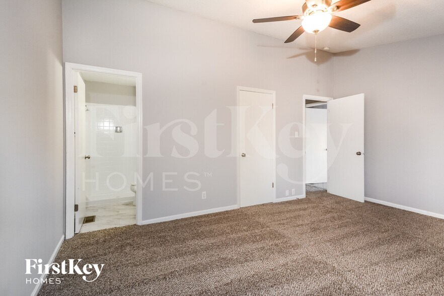 Building Photo - 213 Hollyberry Ct