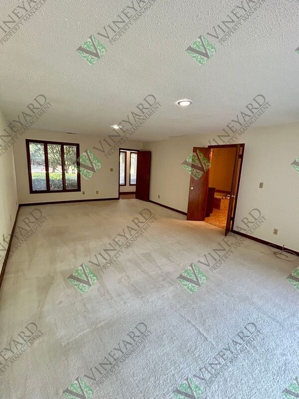 Building Photo - 115 Nesbit Ferry Pl
