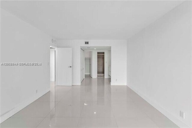 Building Photo - 100 Bayview Dr