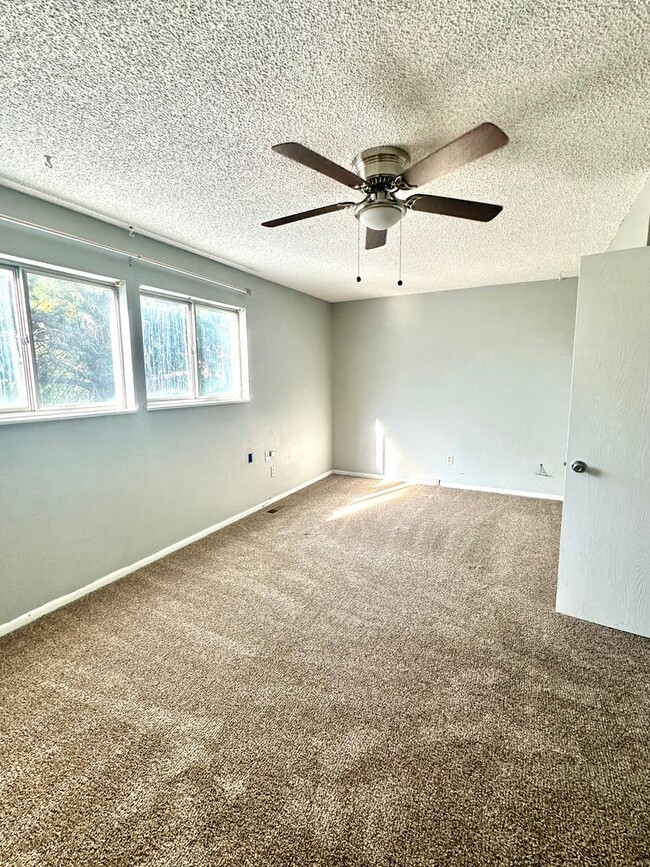 Building Photo - Move In Ready!! 3 Bedroom, 1 1/2 Baths, 2 ...