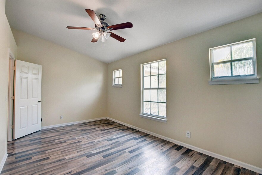 Building Photo - 8171 Bellagio Ln