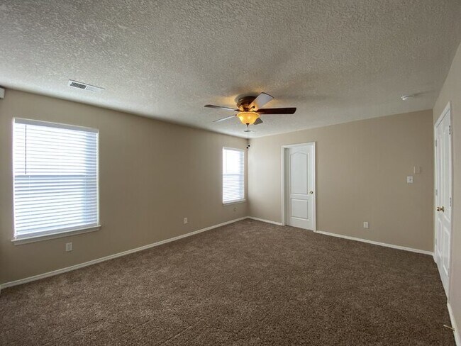 Building Photo - 2 Story - Master on Main Floor - Loft Upst...