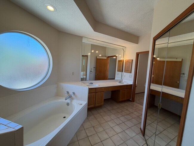 Building Photo - 7281 Spruce Mountain Loop NE