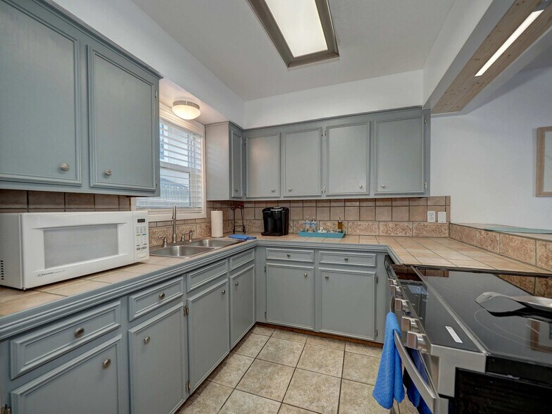 Building Photo - 15201 Leeward Dr