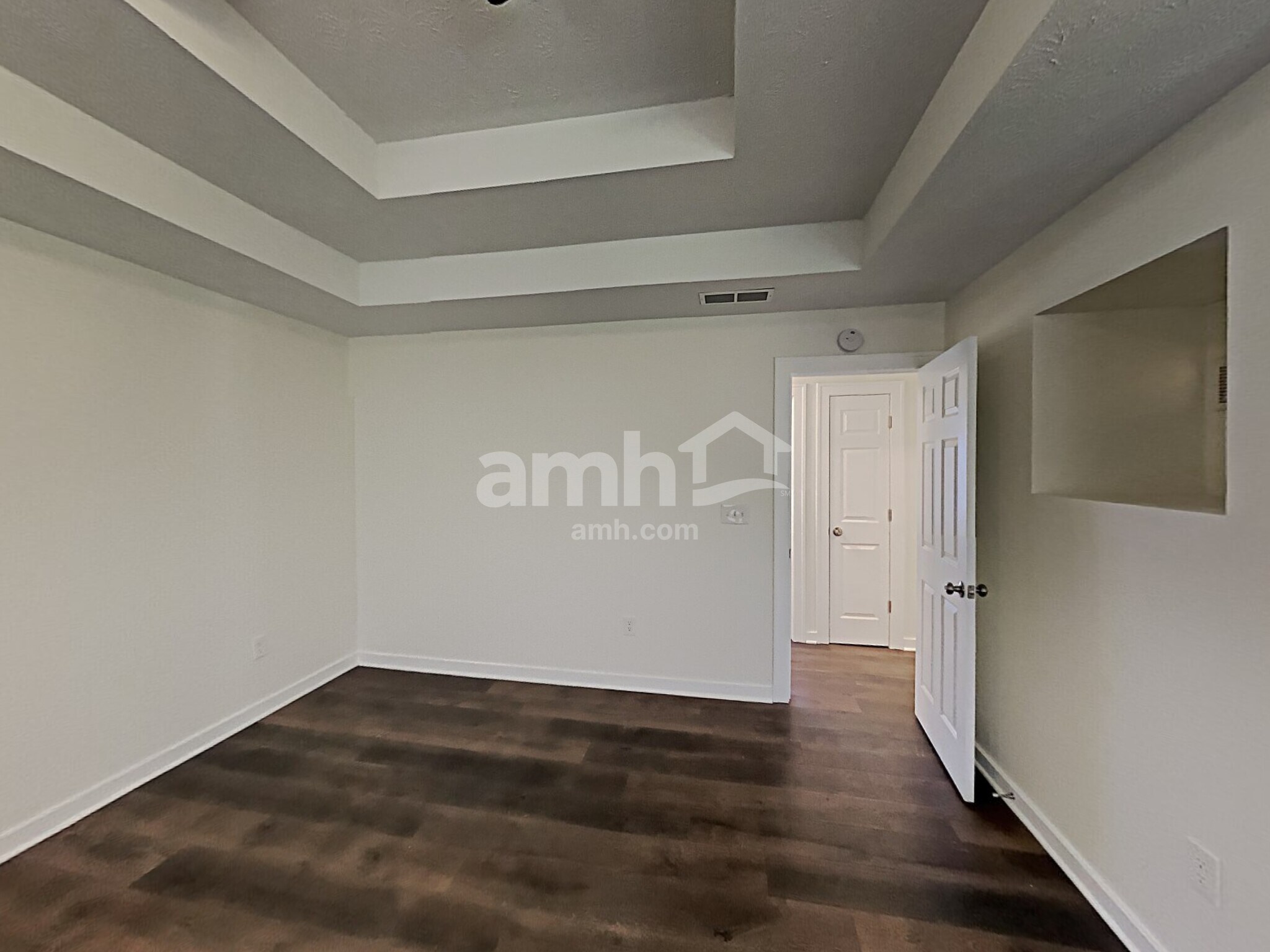 Building Photo - 3075 Kings Dr