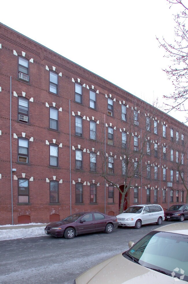 Building Photo - 582 S Summer St