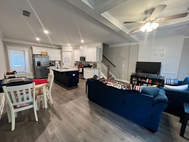Building Photo - 3BR/2.5 BATH Townhome with Garage & Fenced...