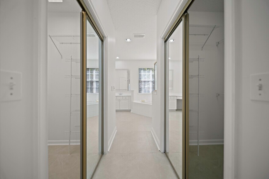 Building Photo - 10061 Vineyard Lake Rd E