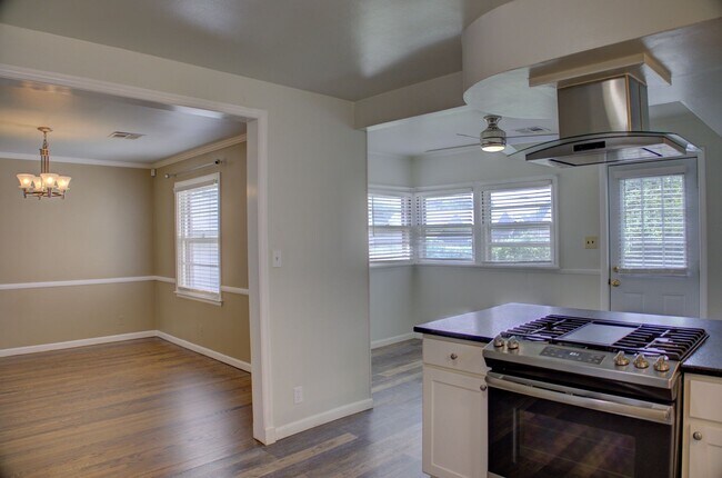 Building Photo - Well Maintained Midtown Home