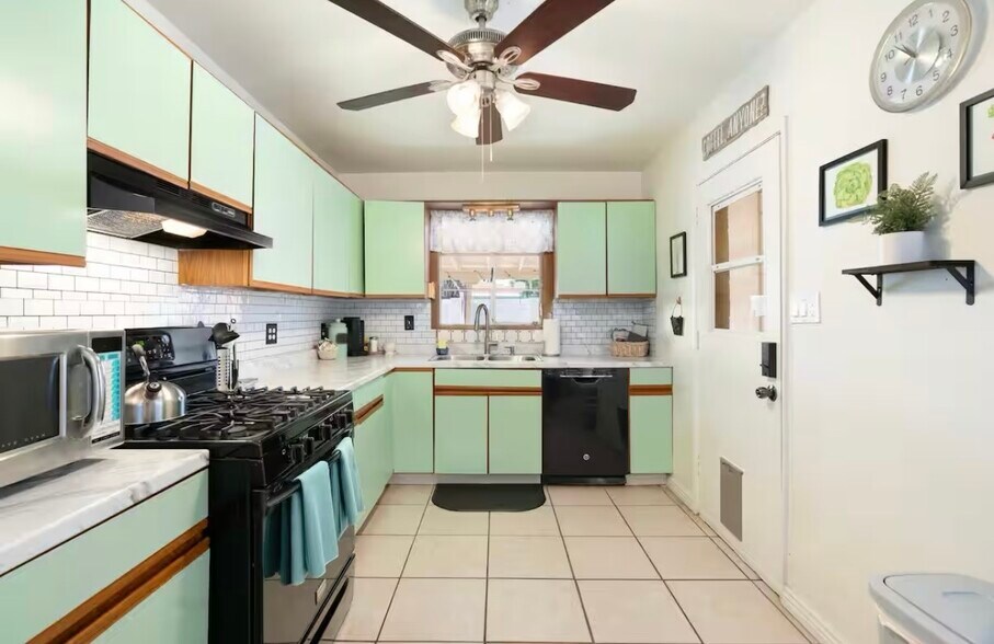 Building Photo - 2340 W Mitchell Dr