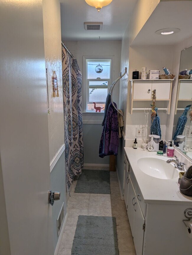 Building Photo - Freshly painted 4 bed 2.5 bath home for rent in Broomfield