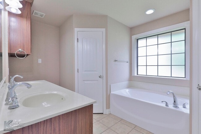 Building Photo - 4 bed 2 bath; newer carpet!